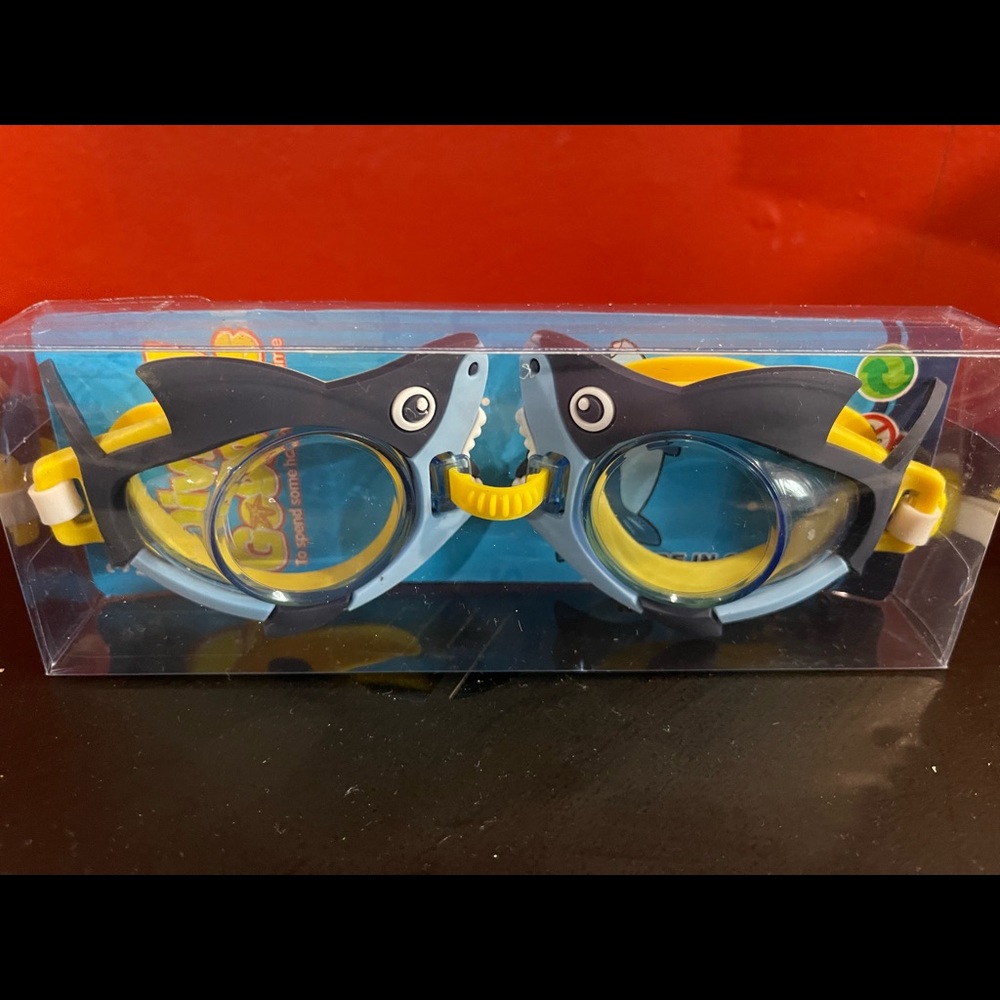 Swim goggles